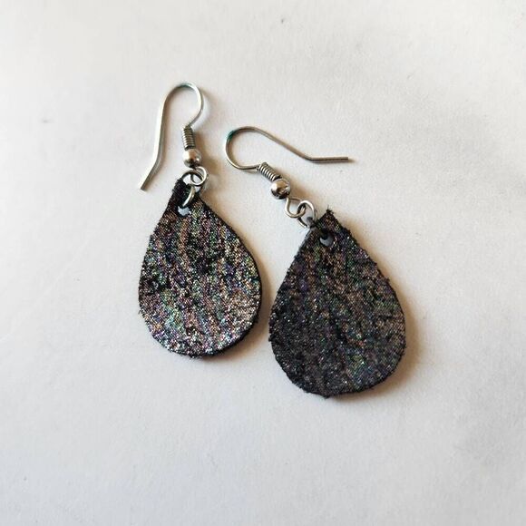 Iridescent teardrop leather earrings glitter black purple shiny glam dangle - Picture 3 of 3